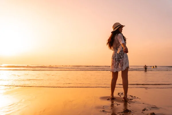 Nainen Auringonlaskussa Valkoisessa Mekossa Merellä Kesällä Hattu Päässä — kuvapankkivalokuva