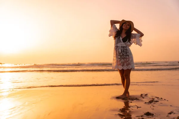 Una Mujer Puesta Sol Vestido Blanco Mar Verano Con Sombrero —  Fotos de Stock