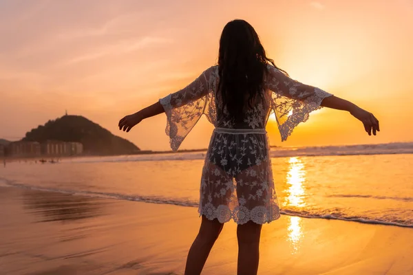 Силуэт Женщины Пляже Закате Белом Платье Наслаждающейся Летом — стоковое фото