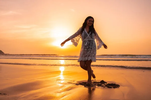 Silueta Una Mujer Una Playa Atardecer Con Vestido Blanco —  Fotos de Stock