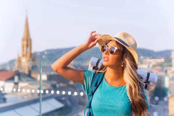 Giovane Ragazza Viaggio Con Zaino Sacco Pelo Occhiali Sole Cappello — Foto Stock