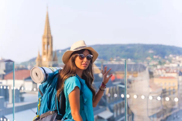 Traveling Backpack Sleeping Bag Sunglasses Hat Vacation City — Zdjęcie stockowe