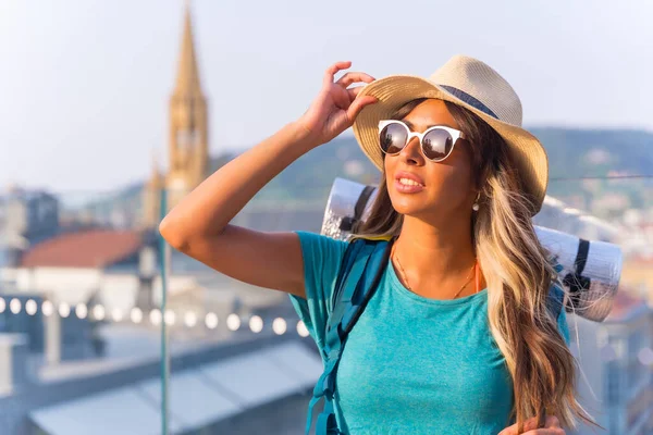 Travel Young Girl Backpack Sleeping Bag Sunglasses Hat Vacation Freedom — Zdjęcie stockowe
