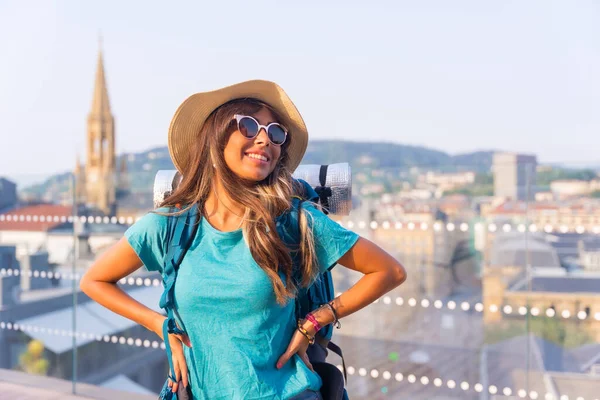 Retrato Uma Menina Viajante Com Mochila Viagem Sorrindo Desfrutando Férias — Fotografia de Stock