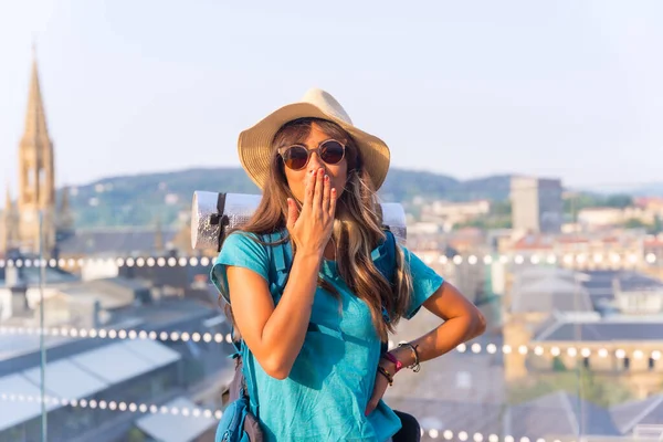 Portrait Traveler Girl Vacation Trip Backpack Blowing Kiss — Zdjęcie stockowe