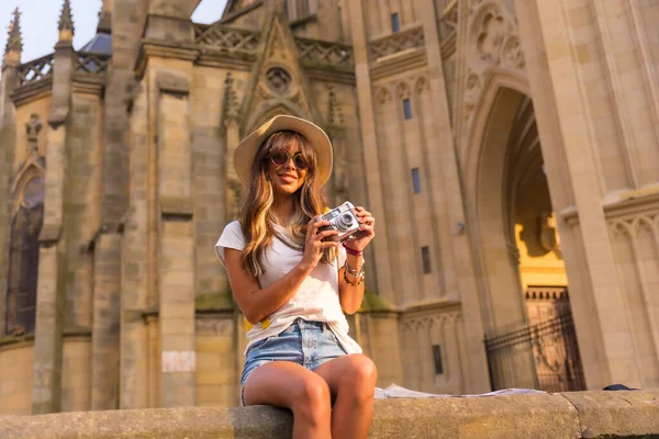 Portrait Tourist Sunglasses Summer Trip Photo Camera Backpack Cathedral — Zdjęcie stockowe