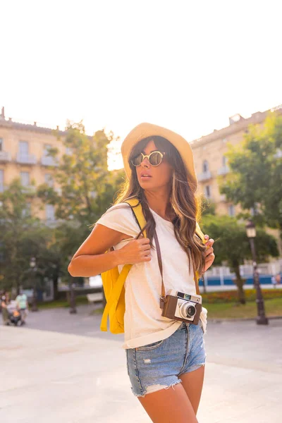 Retrato Turista Chapéu Viagem Pôr Sol Com Uma Câmera Fotográfica — Fotografia de Stock