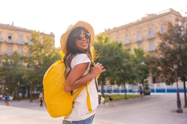 Turista Egy Kalap Nyári Naplementében Mellett Egy Templom Egy Fényképezőgép — Stock Fotó