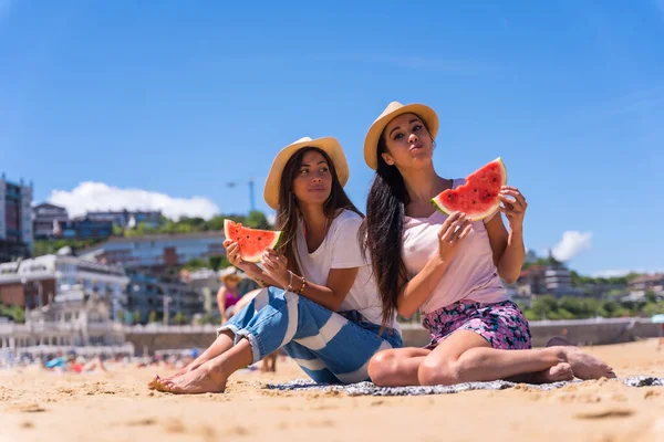 Portrait Two Girlfriends Summer Beach Eating Watermelon Enjoying Holidays — Zdjęcie stockowe