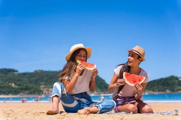 Two Girlfriends Summer Beach Eating Watermelon Enjoying Holidays — стоковое фото