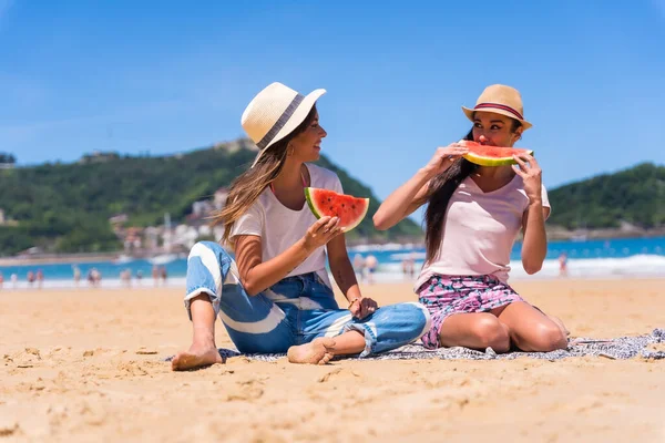 Friends Summer Beach Eating Watermelon — стоковое фото