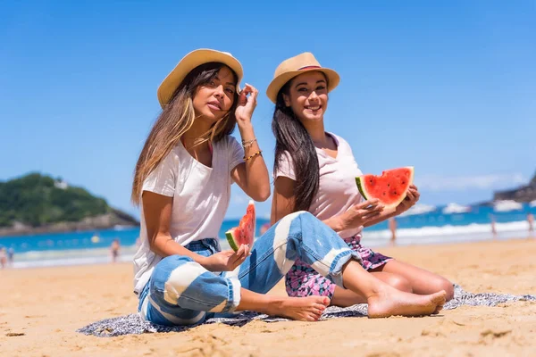 Two Friends Summer Beach Eating Watermelon Enjoying Holidays Sea Background — Foto de Stock