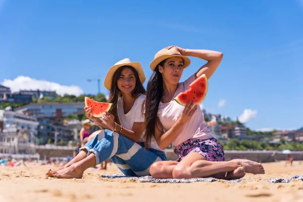 Retrato Duas Namoradas Verão Praia Comendo Uma Melancia Aproveitando Férias — Fotografia de Stock