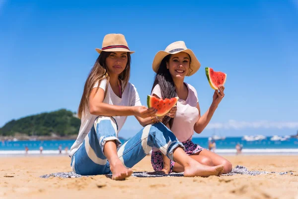 Two Friends Summer Beach Eating Watermelon Vacation Sea Background — стоковое фото