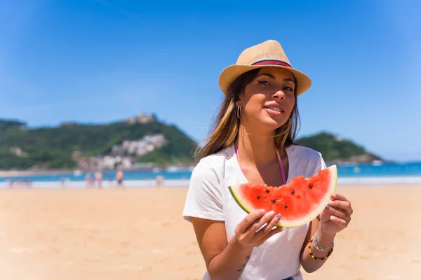 Portrait Young Caucasian Brunette Eating Watermelon Beach Summer Vacation —  Fotos de Stock