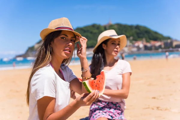 Portrait Two Friends Summer Beach Eating Watermelon Sea Background — Zdjęcie stockowe