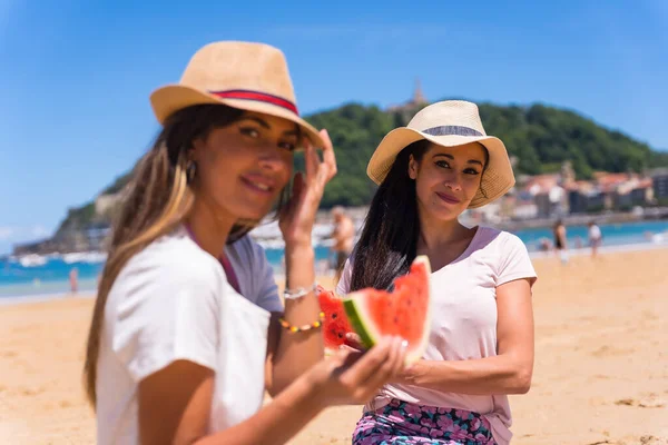Retrato Dois Amigos Verão Praia Comendo Uma Melancia Com Mar — Fotografia de Stock