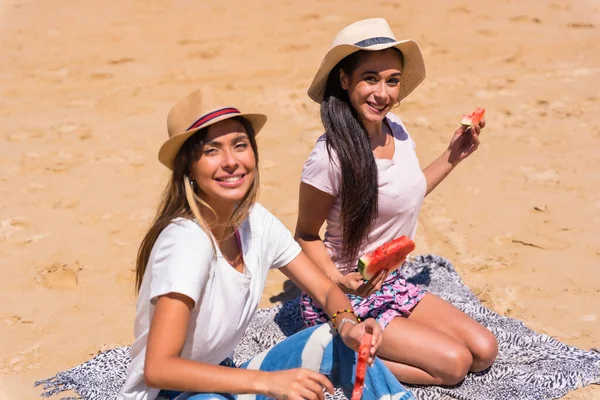 Two Friends Summer Beach Smiling Eating Armelon Sea Background Sitting — стоковое фото