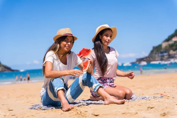 Two Friends Summer Beach Smiling Eating Watermelon Sea Background Sitting — стоковое фото