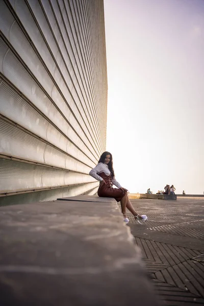 Brunette Woman Leather Skirt Sitting City Sunset — Stok fotoğraf