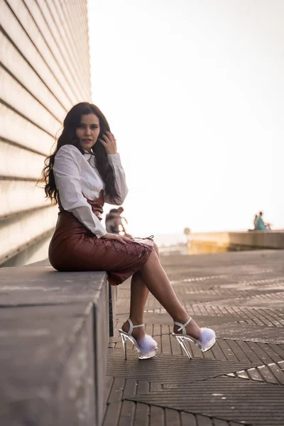 Latin Brunette Woman Leather Skirt Sitting City Sunset — 图库照片