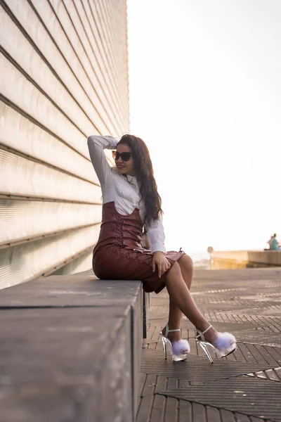 Pretty Brunette Woman Leather Skirt Sitting Sunset Wearing Sunglasses — Stockfoto