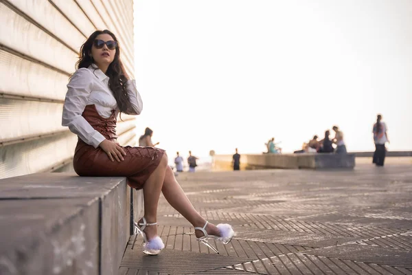 Portrait Pretty Brunette Woman Leather Skirt Sitting Sunset Wearing Sunglasses — Photo