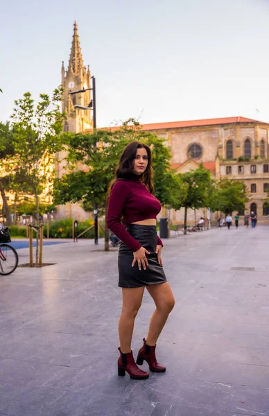 Brunette Woman Leather Skirt Next Church Lifestyle City — Stok fotoğraf