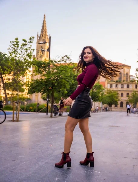 Brunette Woman Leather Skirt Next Church Lifestyle City — Foto de Stock