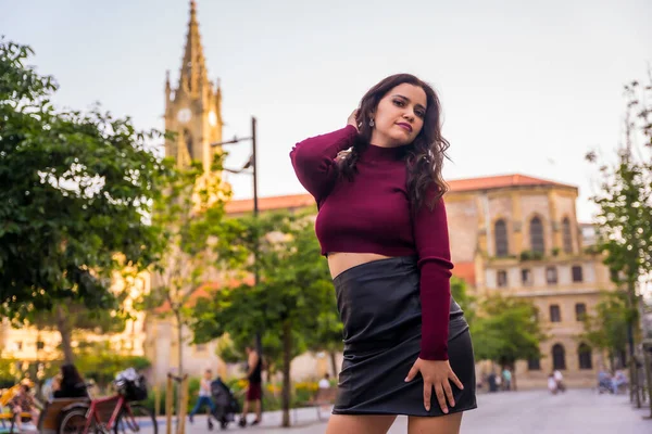 Portrait Brunette Latin Woman Leather Skirt Next Church Visiting City — Stok fotoğraf