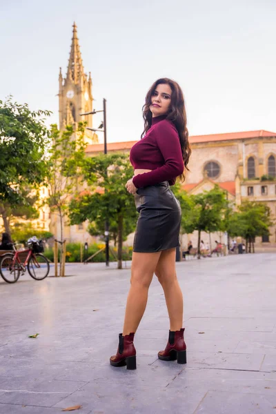 Retrato Uma Mulher Morena Uma Saia Couro Visitando Cidade Estilo — Fotografia de Stock