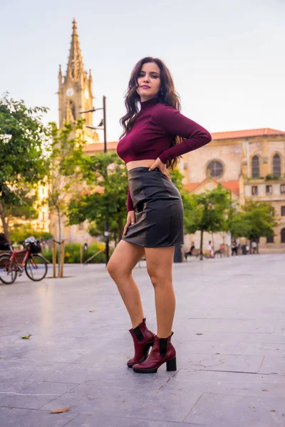Portrait Brunette Woman Leather Skirt Visiting City Lifestyle — стоковое фото