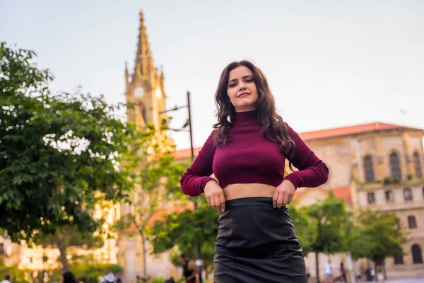 Portrait Brunette Latin Woman Leather Skirt Next Church Visiting City — Stok fotoğraf