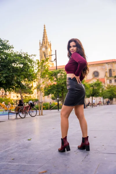 Brunette Woman Smiling Leather Skirt Visiting City Lifestyle Fashion Pose — стоковое фото