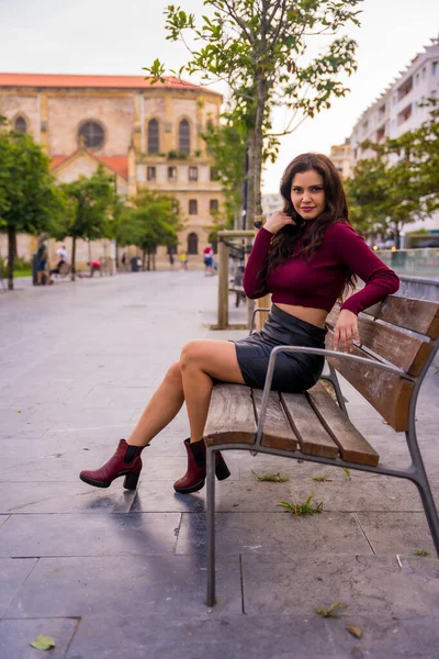 Brunette Woman Leather Skirt Sitting City Lifestyle Fashion Pose Vertical — Foto de Stock