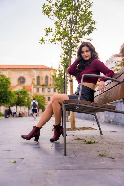 Brunette Woman Leather Skirt Sitting City Lifestyle Fashion Pose Vertical — Stockfoto