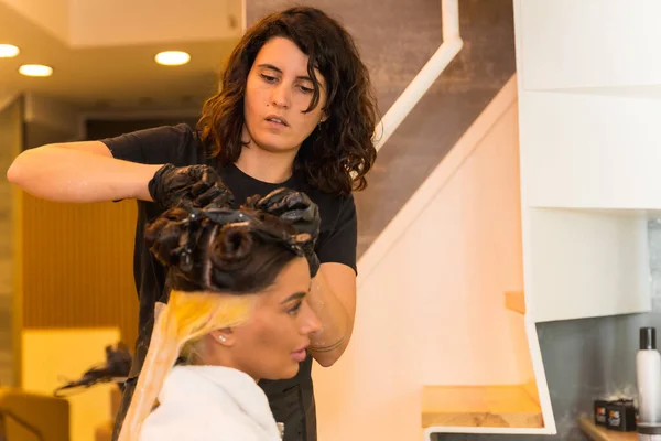 Hairdresser Applying Blonde Hair Dye Brunette Woman While Beauty Salon — Stok fotoğraf