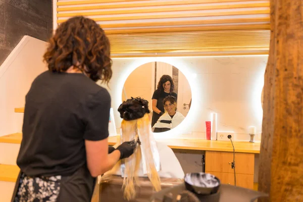 Detail Hairdresser Applying Blonde Dye Brunette Woman While Beauty Salon — Stockfoto