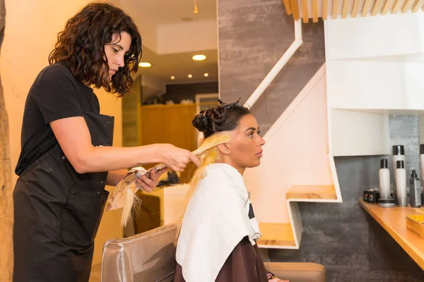 Hairdresser Applying Blonde Dye Client Beauty Salon — Stok fotoğraf