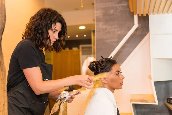 Hairdresser Applying Blonde Dye Female Client — Stok fotoğraf