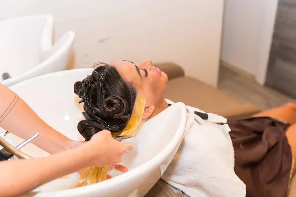 Hairdresser Applying Blonde Dye Female Client Cleaning Her Hair — Stockfoto