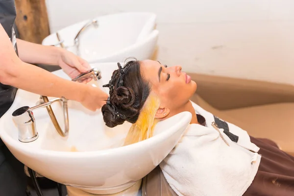 Hairdresser Applying Blonde Dye Female Client Cleaning Her Hair — Stok fotoğraf