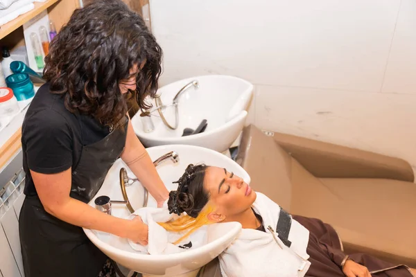 Hairdresser Cleaning Hair Hot Water Soap Brunette Client Beauty Salon — Stok fotoğraf