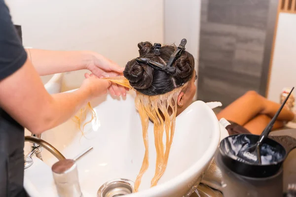 Hairdresser Cleaning Head Hot Water Soap Brunette Client Beauty Salon — Photo