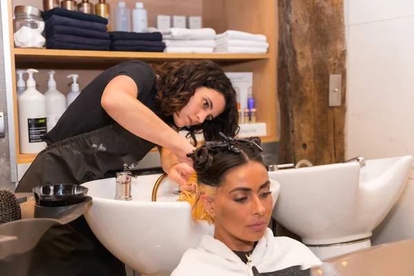 Hairdresser Cleaning Head Hot Water Soap Brunette Client Beauty Salon — Stockfoto