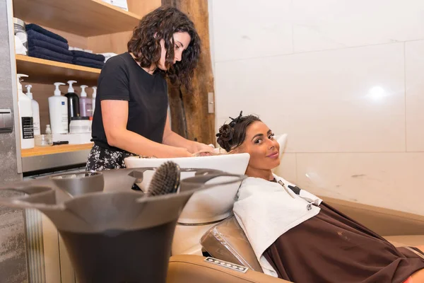 Hairdresser Cleaning Head Hot Water Soap Brunette Client — Stok fotoğraf