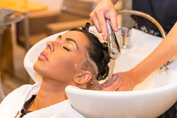 Brunette Woman Sitting Beauty Salon Cleaning Her Hair — Stok fotoğraf