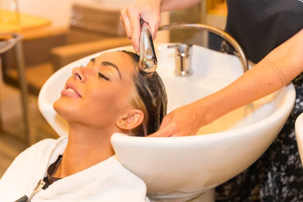 Güzellik Salonunda Oturan Esmer Bir Kadın Saçını Sabunla Temizliyor — Stok fotoğraf