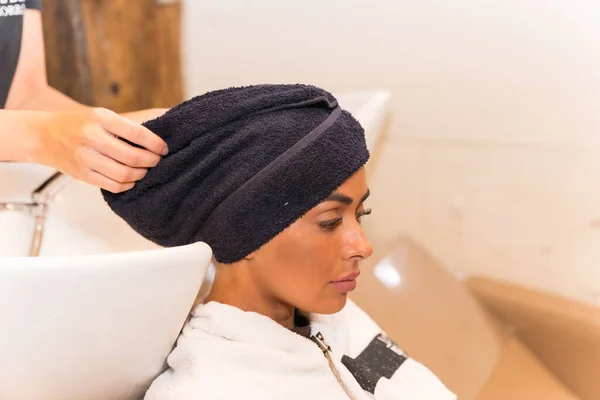 Brunette Woman Sitting Beauty Salon Drying Her Hair — Stockfoto