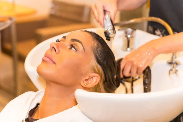 Brunette Woman Sitting Beauty Salon Cleaning Her Hair Soap — Stockfoto